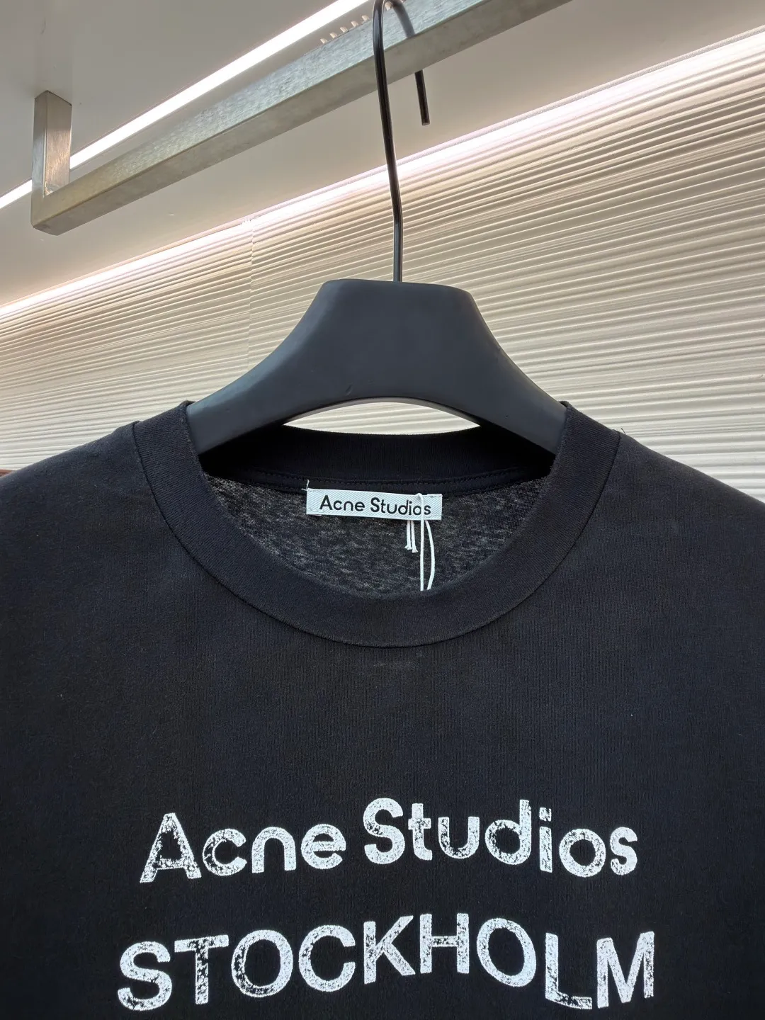 Acne Studios 1966 mud-dyed washed distressed short-sleeve ●Original version: purchased and developed for 2800 ●Item number: 1682356-X95 ●Fabric: cloud velvet ski-like cotton fabric ●Technology: glue printing ●Color: black ●Version: fitted version ●Weight: about 215 grams ●Size: S-M-L-XL ●Description: Made of ultra-soft pure cotton fabric, garment-dyed, washed and distressed, the chest part has a dirty feel, and the lower part shows a gradient effect. The neckline is slightly frayed to better fit the overall tone. The overall line is straight and delicate, the fabric is comfortable and soft, and the color is consistent without color difference. It can be matched with the same style to create a fashionable look and control various occasions. Customized accessories, complete with three standards, the same style for men and women!